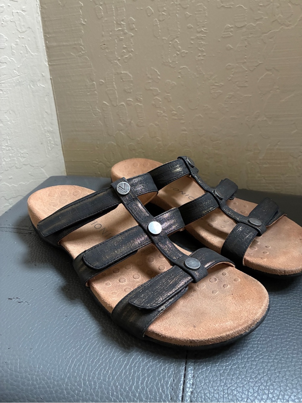 Vionic womens Amber Pearl Slide Slides
Size 10